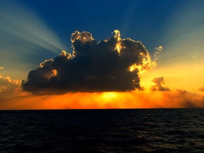 800px-Cloud_in_the_sunlight